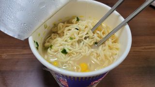 NISSIN 닛신 컵누들  4종 - 씨푸드오리지날, 씨푸드 스파이시, 씨푸드 커리, 씨푸드 XO소스 — 4점을 준 리뷰어가 2022년 4월 올린 사용 사진