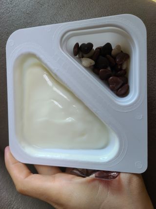 남양유업 또깍 접어 떠먹는 불가리스 2종 — 1점을 준 리뷰어가 2021년 1월 올린 사용 사진