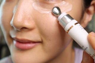 산수시 일루미네이팅 펄 영양 다크서클 스틱 아이 크림 케어 15ml — 5점을 준 리뷰어가 2021년 6월 올린 사용 사진