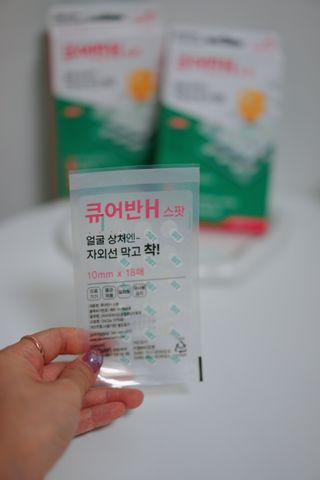 [큐어반H 스팟] 자외선 99프로 차단되는 스틱타입 스팟밴드(1팩 / 66매입) — 5점을 준 리뷰어가 2022년 11월 올린 사용 사진