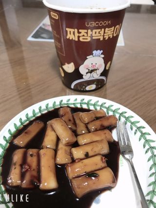 유비쿡 컵떡볶이 매운컵떡볶이2개/ 짜장컵떡볶이 2개  총 4개세트 — 5점을 준 리뷰어가 2021년 2월 올린 사용 사진