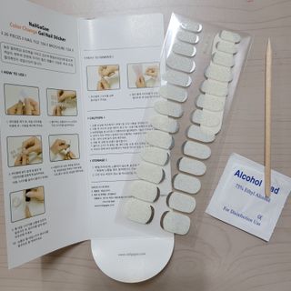 [네일가게] 햇빛에 닿으면 색이 변하는 신기한 햇살 반전 네일스티커_B — 5점을 준 리뷰어가 2021년 9월 올린 사용 사진