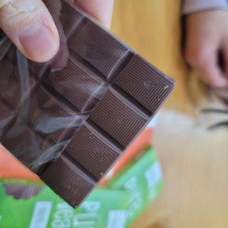 당류2g 자일리톨로 단맛을낸 슈카 퓨어비건 무설탕초콜릿 Xucker vegan 2개입 — 5점을 준 리뷰어가 2021년 4월 올린 사용 사진