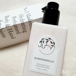 줄라이 모닝 _ JULY MORNING 줄라이모닝 하이드레이팅 퍼퓸드 바디앤핸드 에멀젼 — 5점을 준 리뷰어가 2021년 12월 올린 사용 사진