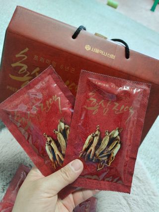 서울약사신협_프리미엄 6년근 홍삼진액_70mlx30포 — 3.5점을 준 리뷰어가 2021년 2월 올린 사용 사진