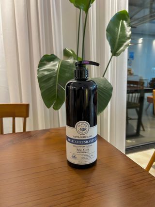 [닥터시드]슈퍼시드밤 리바이탈라이즈 샴푸 베베머스크향 1000ml — 5점을 준 리뷰어가 2024년 8월 올린 사용 사진