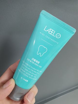 치과에서 쓰는 치약 _ 라벨제로 저불소 꼬마, 키즈, 유아, 베이비, 주니어 안전한 어린이치약 — 5점을 준 리뷰어가 2022년 12월 올린 사용 사진