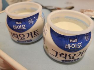 매일바이오 그릭요거트 오리지널 플레인 4개, 로스터리 커피믹스 4개 — 3.5점을 준 리뷰어가 2021년 12월 올린 사용 사진