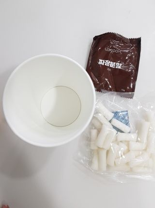 유비쿡 컵떡볶이 매운컵떡볶이2개/ 짜장컵떡볶이 2개  총 4개세트 — 5점을 준 리뷰어가 2021년 6월 올린 사용 사진