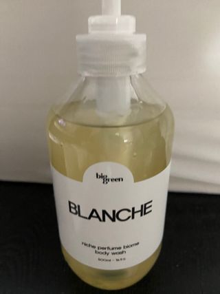 빅그린 니치 퍼퓸 바이옴바디워시 500ml(상탈, 블랙베리&베이, 블랑쉐 3종 중 택1) — 5점을 준 리뷰어가 2022년 12월 올린 사용 사진