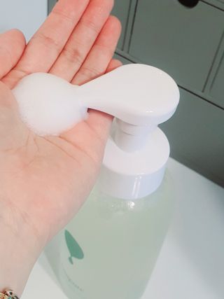 아미퓨어 [라이브] 피부장벽 강화를 위한 머랭 버블 클렌저 천연계면활성제로 온가족 사용가능 — 5점을 준 리뷰어가 2021년 7월 올린 사용 사진
