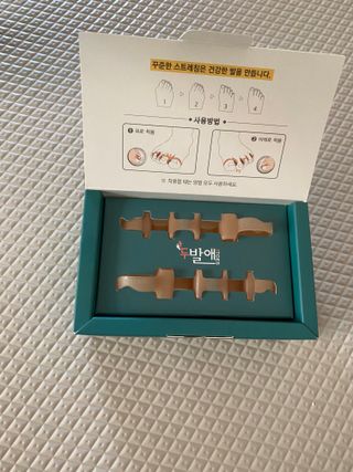휜 발가락이 아프다면..발가락 스트레칭 보조용품 쿨핀 두발애(1set-2개입) — 4.5점을 준 리뷰어가 2022년 6월 올린 사용 사진