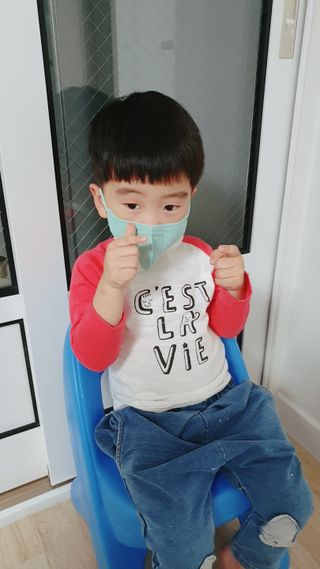 [블루 본 아이노우] 유아용 컬러마스크 40 PCS SET 2중 택 1 — 5점을 준 리뷰어가 2021년 4월 올린 사용 사진