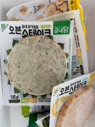 굽네몰 [굽네] 탱글탱글 닭가슴살볼 3종, 닭가슴살 오븐 스테이크 3종 — 4.5점을 준 리뷰어가 2021년 5월 올린 사용 사진