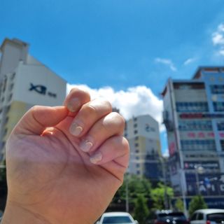 [네일가게] 햇빛에 닿으면 색이 변하는 신기한 햇살 반전 네일스티커 — 4.5점을 준 리뷰어가 2021년 8월 올린 사용 사진