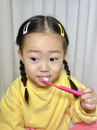 닥터데디스 안심저불소 키즈치약 (라즈베리, 청포도향 중 택 1) 60g +  여행용 미니 치약 15g — 5점을 준 리뷰어가 2022년 11월 올린 사용 사진