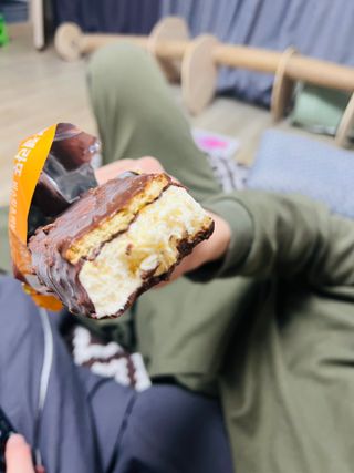 롯데제과 본젤라또 비스킷&바닐라카라멜바, 본젤라또 베리쇼콜라컵 — 4.5점을 준 리뷰어가 2021년 12월 올린 사용 사진