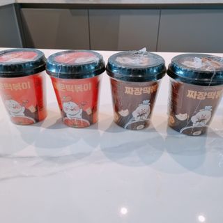 유비쿡 컵떡볶이 매운컵떡볶이2개/ 짜장컵떡볶이 2개  총 4개세트 — 5점을 준 리뷰어가 2021년 3월 올린 사용 사진