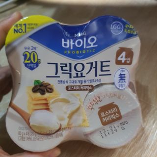 매일바이오 그릭요거트 오리지널 플레인 4개, 로스터리 커피믹스 4개 — 5점을 준 리뷰어가 2021년 12월 올린 사용 사진
