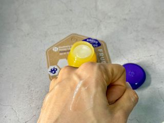 틱톡 [후르디아] 튼입술해결템 올리브영 블루베리 하이드레이팅 허니 립밤 — 5점을 준 리뷰어가 2023년 12월 올린 사용 사진
