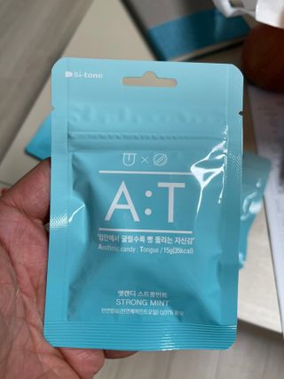 입 냄새 완화에 도움을 주는 에티켓 캔디 앳캔디 스트롱민트 — 5점을 준 리뷰어가 2021년 2월 올린 사용 사진