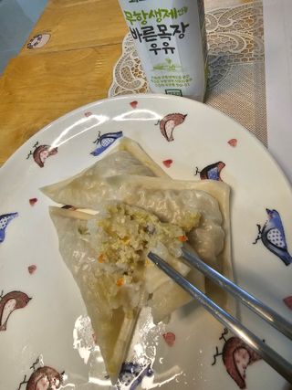 (주)성경순만두 곤약만두.콘치즈만두,삼각당면만두,당면 야끼만두,대구전통 납작만두,떡뽁이 매콤소스,달콤소스 — 5점을 준 리뷰어가 2023년 4월 올린 사용 사진