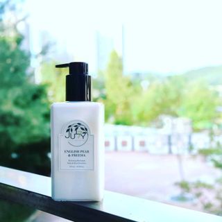 줄라이 모닝 _ JULY MORNING 줄라이모닝 하이드레이팅 퍼퓸드 바디앤핸드 에멀젼 — 5점을 준 리뷰어가 2021년 9월 올린 사용 사진