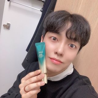 [NEW 탄력유턴 아이크림] AHC 유스 래스팅 리얼 아이크림 포 페이스 — 5점을 준 리뷰어가 2021년 3월 올린 사용 사진