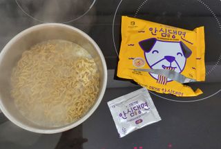 안심댕면 강아지라면 5봉지+쓰담쓰담 종합영양제 2스틱 샘플 증정 — 5점을 준 리뷰어가 2022년 8월 올린 사용 사진