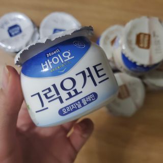 매일바이오 그릭요거트 오리지널 플레인 4개, 로스터리 커피믹스 4개 — 4.5점을 준 리뷰어가 2021년 12월 올린 사용 사진