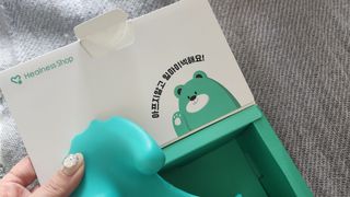힐니스북 [힐마이넥]   거북목 통증완화를 위한 휴대용 목 안마기 — 5점을 준 리뷰어가 2022년 12월 올린 사용 사진