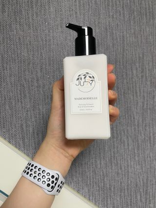 줄라이 모닝 _ JULY MORNING 줄라이모닝 하이드레이팅 퍼퓸드 바디앤핸드 에멀젼 — 4.5점을 준 리뷰어가 2021년 9월 올린 사용 사진