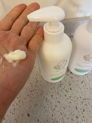 mom e 맘이 내추럴 베이비 케어 샴푸앤바스+로션 — 5점을 준 리뷰어가 2021년 1월 올린 사용 사진