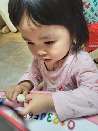 [후르디아] 올리브영 착한보습 비건 립버터 2종 — 5점을 준 리뷰어가 2022년 12월 올린 사용 사진