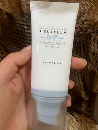 [스킨1004] 마다가스카르 센텔라 히알루-시카 워터핏 선세럼 50ml — 5점을 준 리뷰어가 2024년 5월 올린 사용 사진