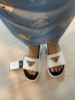 [쿠팡] 다운블로우 국내생산 기능성 아치 서포트 쿠셔닝 슬라이드 슬리퍼 DB 1400 (화이트) — 5점을 준 리뷰어가 2025년 3월 올린 사용 사진
