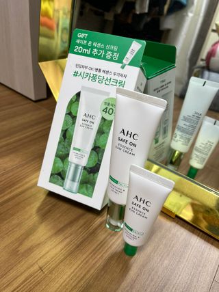 [AHC] 세이프온 에센스 선크림 올리브영 스페셜 증정 기획세트 — 4.5점을 준 리뷰어가 2022년 6월 올린 사용 사진