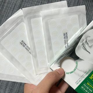 올리브영 엘라밴드 하이드로 도트 스팟패치 12mm, 티트리 — 5점을 준 리뷰어가 2022년 10월 올린 사용 사진