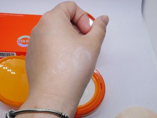 광동생활건강 MF[광동] 비타500✨주름개선·미백·SPF50+🌞퍼펙트쉴드 빅 선쿠션 본품 — 5점을 준 리뷰어가 2024년 5월 올린 사용 사진