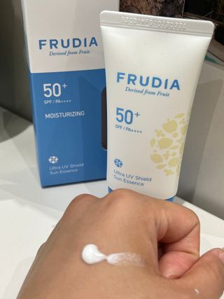 틱톡 [후르디아] 백탁NO! 화잘먹 수분광 선 에센스✨ — 5점을 준 리뷰어가 2023년 5월 올린 사용 사진