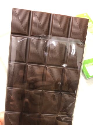 당류2g 자일리톨로 단맛을낸 슈카 퓨어비건 무설탕초콜릿 Xucker vegan 2개입 — 4점을 준 리뷰어가 2021년 4월 올린 사용 사진