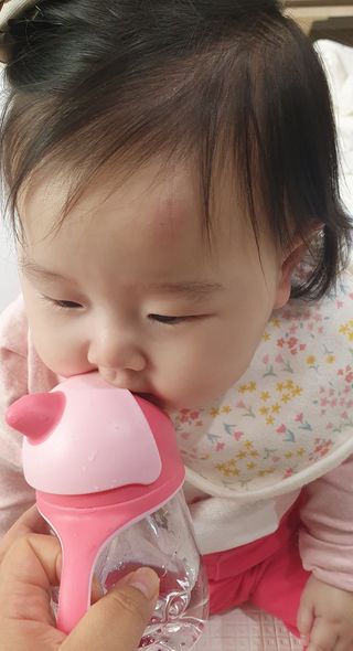유비맘 트라이탄 코니빨대컵_컬러 랜덤 발송 — 5점을 준 리뷰어가 2021년 3월 올린 사용 사진
