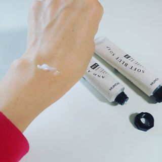 멈칫(MUMCHIT) 넥퍼퓸 NECKPERFUME 2가지 향 — 4.5점을 준 리뷰어가 2021년 11월 올린 사용 사진