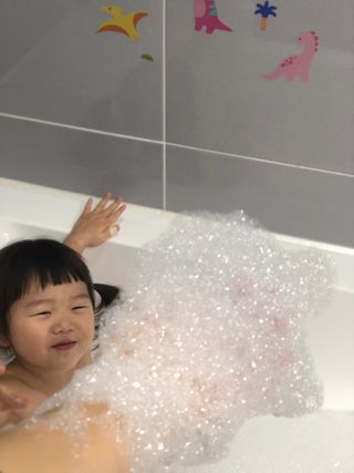 mom e 맘이 내추럴 베이비 케어 샴푸앤바스+로션 — 5점을 준 리뷰어가 2021년 1월 올린 사용 사진