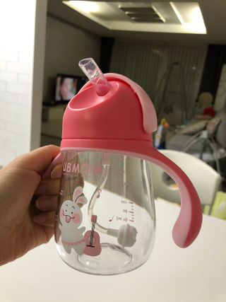 유비맘 트라이탄 코니빨대컵_컬러 랜덤 발송 — 5점을 준 리뷰어가 2021년 4월 올린 사용 사진