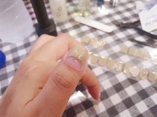 [네일가게] 햇빛에 닿으면 색이 변하는 신기한 햇살 반전 네일스티커_B — 3점을 준 리뷰어가 2021년 8월 올린 사용 사진