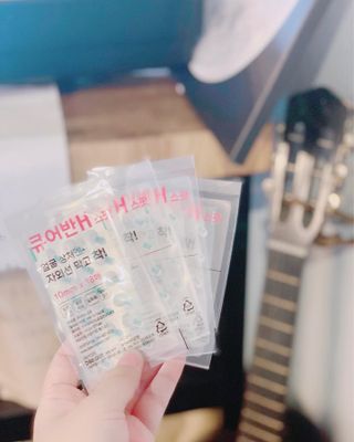[큐어반H 스팟] 자외선 99프로 차단되는 스틱타입 스팟밴드(1팩 / 66매입) — 5점을 준 리뷰어가 2022년 12월 올린 사용 사진