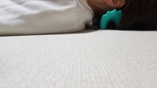 힐니스북 [힐마이넥]   거북목 통증완화를 위한 휴대용 목 안마기 — 4점을 준 리뷰어가 2022년 12월 올린 사용 사진