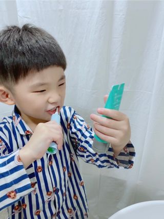 치과에서 쓰는 치약 _ 라벨제로 저불소 꼬마, 키즈, 유아, 베이비, 주니어 안전한 어린이치약 — 4.5점을 준 리뷰어가 2022년 11월 올린 사용 사진