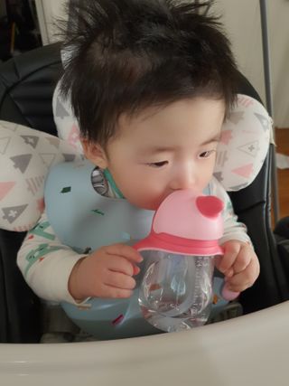 유비맘 트라이탄 코니빨대컵_컬러 랜덤 발송 — 5점을 준 리뷰어가 2021년 1월 올린 사용 사진
